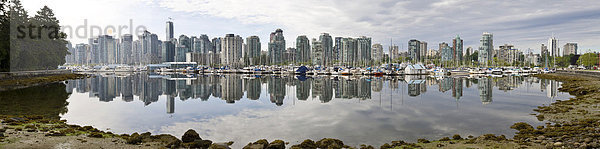 Hochhäuser von Coral Harbour mit Shaw Tower  Harbour Green  Callisto  Escala  und Westin Bayshore Hotel  Vancouver  British Columbia  Kanada  Nordamerika