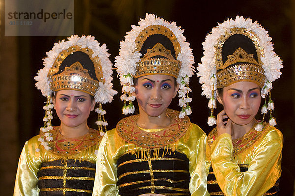 Balinesische Tänzerinnen führen einen Tanz auf der Insel Lombok auf  Insel Lombok  Region kleine Sunda-Inseln  Republik Indonesien