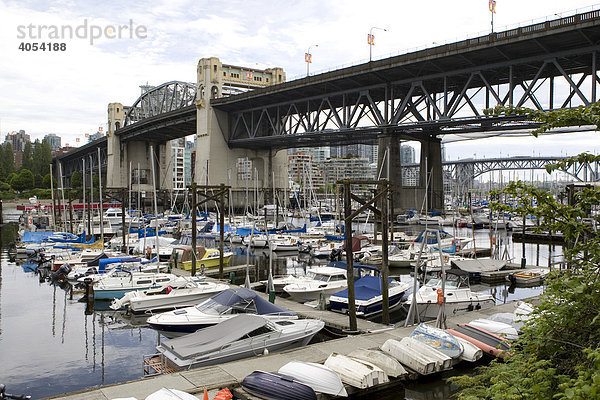 West End  Yachthafen und Burrad Bridge  Vancouver  British Columbia  Kanada  Nordamerika