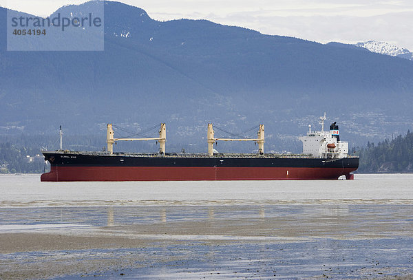 Öltanker liegt in der Bucht vor Vancouver  British Columbia  Kanada  Nordamerika