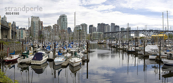 West End  Yachthafen und Burrad Bridge  Vancouver  British Columbia  Kanada  Nordamerika