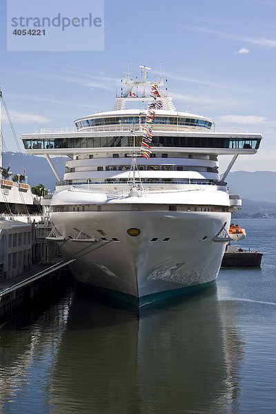 Passagierschiff Diamond Princess liegt vor dem Hotel Pan Pacific  Vancouver  British Columbia  Kanada  Nordamerika