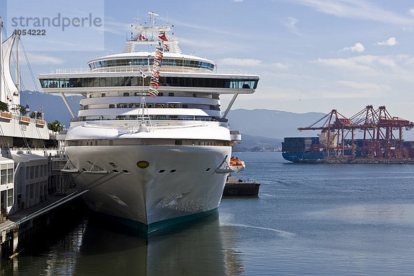 Passagierschiff Diamond Princess liegt vor dem Hotel Pan Pacific  hinten Containerhafen  Vancouver  British Columbia  Kanada  Nordamerika
