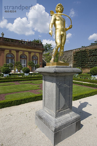 Goldene Figur  Weilburger Renaissance Schloss  erbaut 1533 - 1572  untere Orangerie mit Obstspaliere  Weilburg an der Lahn  Hessen  Deutschland  Europa