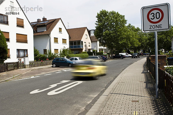 Fahrzeug fährt schnell an der Fahrbahnmarkierung Zone 30 vorbei  Deutschland  Europa