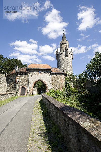 Adolfsturm mit Stadtmauer der Burg Friedberg  Friedberg  Wetterau  Hessen  Deutschland
