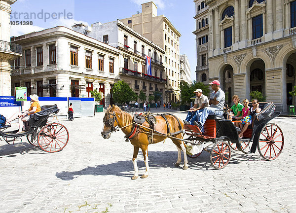 Pferdekutsche für Touristen in der Altstadt von Havanna  Cuba  Kuba  Karibik