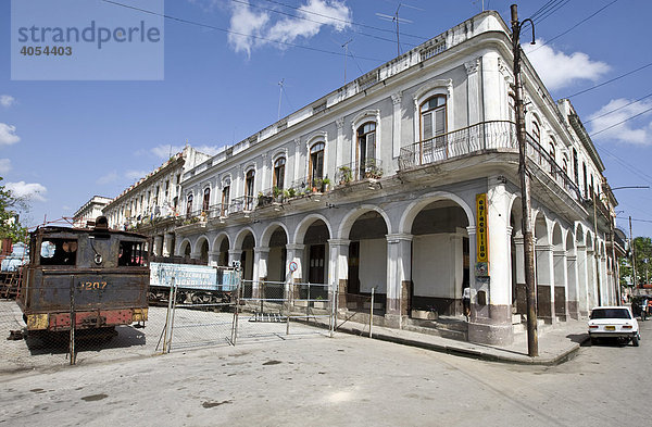 Altes Gebäude an der Estacion Central mit alten Eisenbahnen in der Altstadt von Havanna  Cuba  Kuba  Karibik