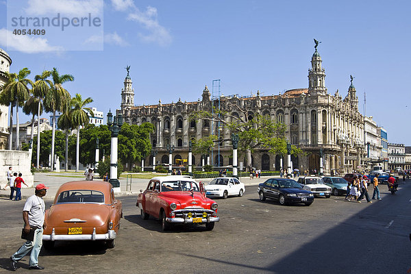 Autos am Parque Central  Theatro Garcia Lorca  Kuba  Cuba  Karibik