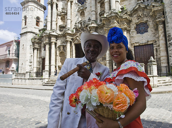 Frau mit Blumen und Mann mit Zigarre lassen sich für Touristen fotografieren  Altstadt von Havanna  Kuba  Cuba  Karibik