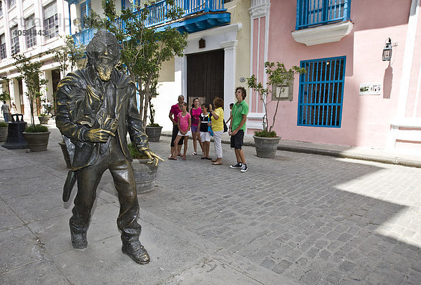 Bronzestatue des Franz von Asissi  Bart oder Hand anfassen bringt Glück  Altstadt  Havanna  Kuba  Karibik