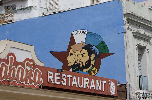 Revolutionäre als Hausbemalung über einem Restaurant  Altstadt von Havanna  Kuba  Cuba  Karibik