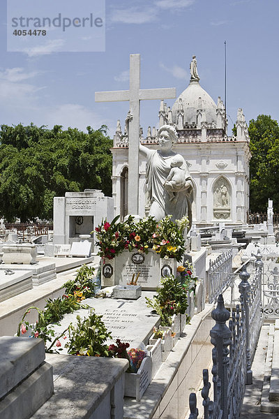 Gräber auf dem Cementerio Cristóbal Colón  Christoph-Kolumbus Friedhof in Havanna  Kuba  Karibik