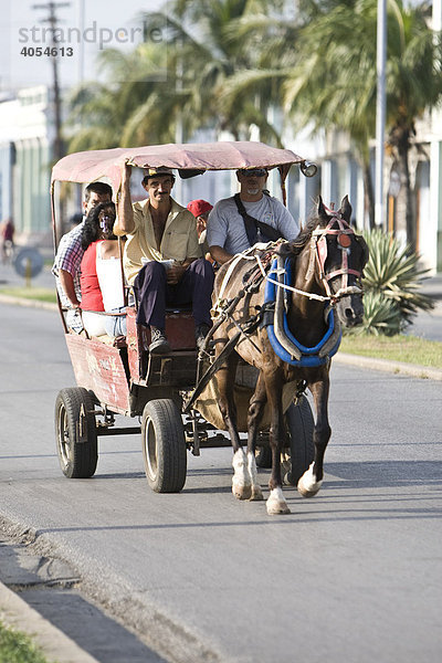 Kutsche an der Uferpromenade in Cienfuegos  Kuba  Karibik  Amerika