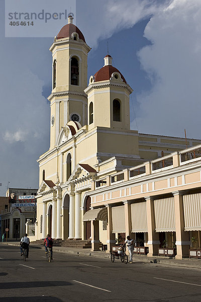 Kathedrale de la Conception Purisma am Parque Jose Marti in Cienfuegos  Kuba  Karibik  Amerika