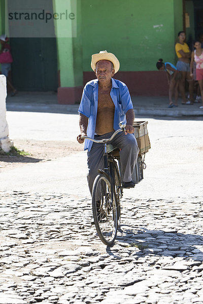 Kubaner auf einem Fahrrad  Trinidad  Provinz Sancti-Spíritus  Kuba  Cuba  Lateinamerika  Amerika