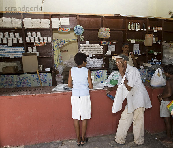 Kubaner in einem Geschäft für Lebensmittel  die auf Essenskarten an die Kubaner verteilt werden  Trinidad  Provinz Sancti-Spíritus  Kuba  Cuba  Lateinamerika  Amerika