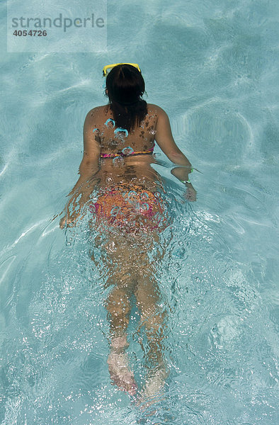 Junges Mädchen  ca. 11 Jahre  taucht in einem Pool  Varadero  Kuba  Karibik  Amerika