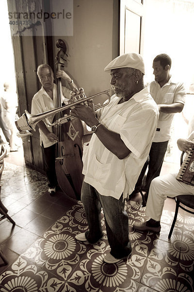 Kubanische Jazz Musiker spielen in einem Restaurant  Plaza Mayor  Trinidad  Provinz Sancti-Spíritus  Kuba  Lateinamerika  Amerika