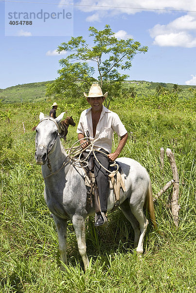 Stolzer kubanischer Reiter auf seinem Pferd  Kuba  Cuba  Lateinamerika  Amerika