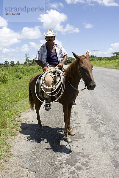Stolzer Kubanischer Reiter auf seinem Pferd  Kuba  Cuba  Lateinamerika  Amerika
