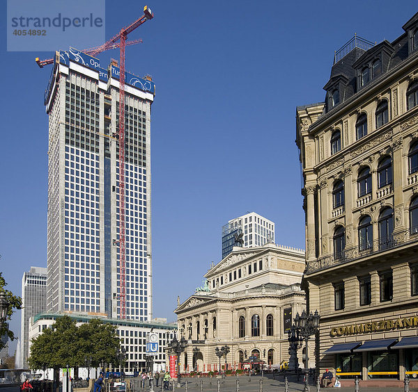 Frankfurt Opernplatz und der im Bau befindliche Opernturm von Tishman Speyer Property im Stadtteil Westend  Frankfurt am Main  Hessen  Deutschland  Europa