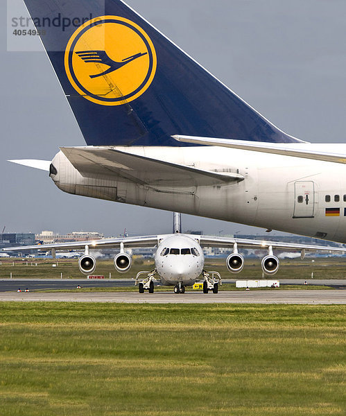 Lufthansa City Jet und Lufthansa Boeing 747  Flughafen Frankfurt  Frankfurt am Main  Hessen  Deutschland  Europa