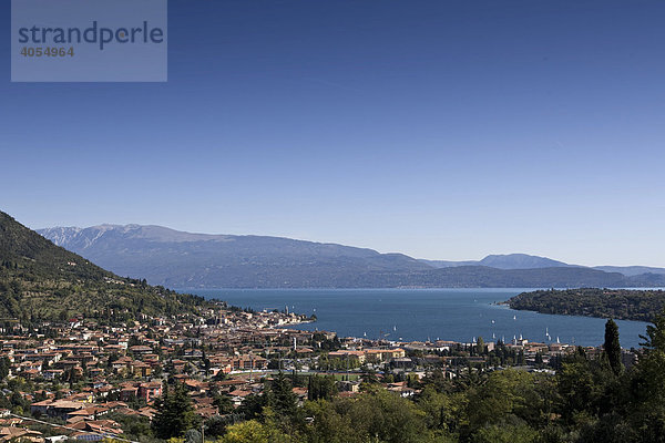 Die Ortschaft Manerba del Garda am Gardasee  Lago di Garda  Lombardei  Italien  Europa