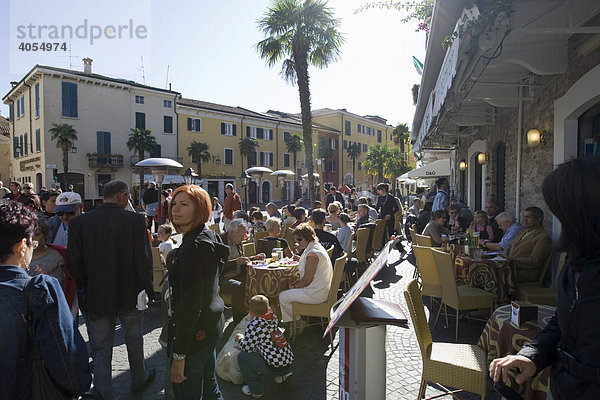Touristen in einem Cafe  Sirmione  Gardasee  Lago di Garda  Lombardei  Italien  Europa