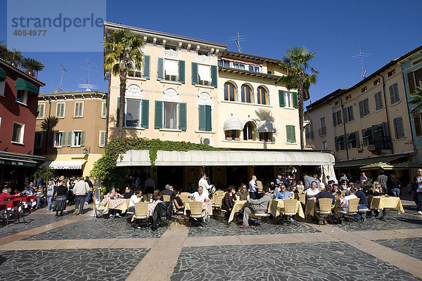 Touristen in einem Restaurant an der Promenade von Sirmione  Gardasee  Lago di Garda  Lombardei  Italien  Europa
