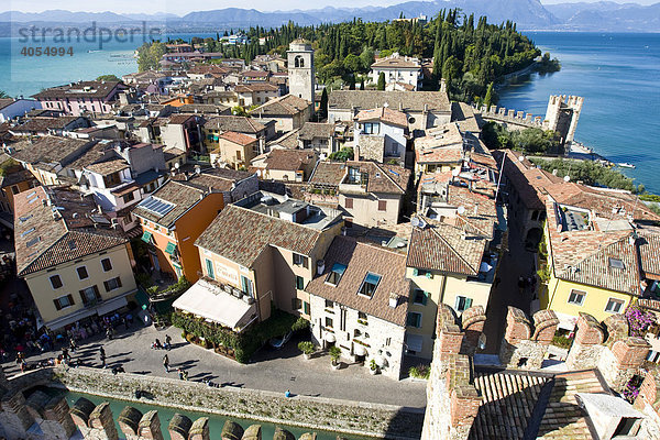 Panorama über die Altstadt von Sirmione mit der Kirche Santa Maria Maggiore  Richtung Norden  hinten der Gardasee  Lago di Garda  Lombardei  Italien  Europa