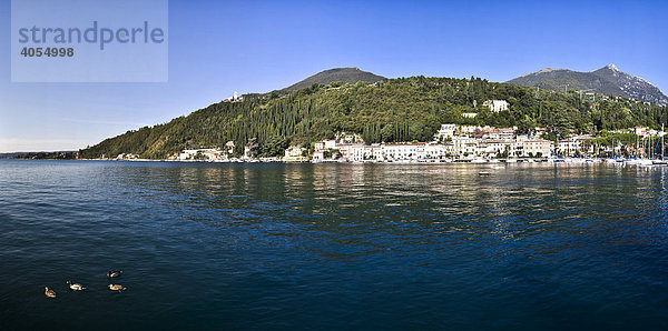 Panorama der Ortschaft Gardone Riviera am Gardasee  Lago di Garda  Lombardei  Italien  Europa