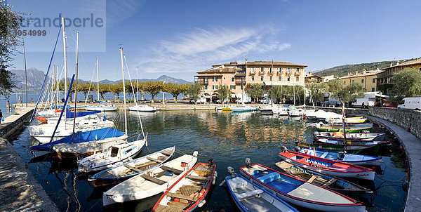 Panorama des Hafens der Ortschaft Torri del Bénaco am Gardasee  Lago di Garda  Lombardei  Italien  Europa