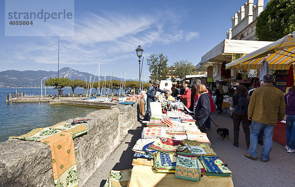 Wochenmarkt in der Ortschaft Torri del Bénaco am Gardasee  Lago di Garda  Lombardei  Italien  Europa