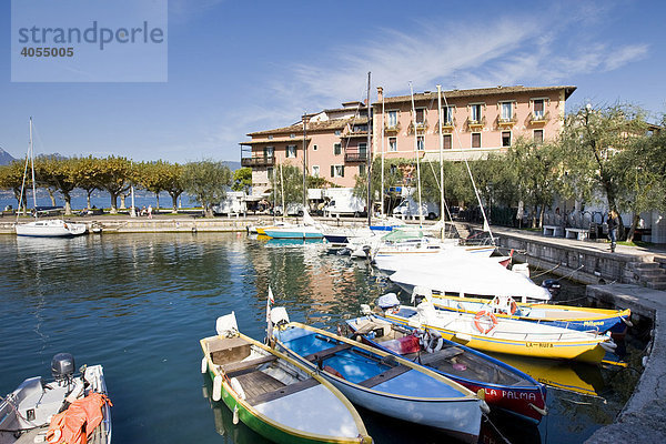 Kleiner Hafen in der Ortschaft Torri del Bénaco am Gardasee  Lago di Garda  Lombardei  Italien  Europa