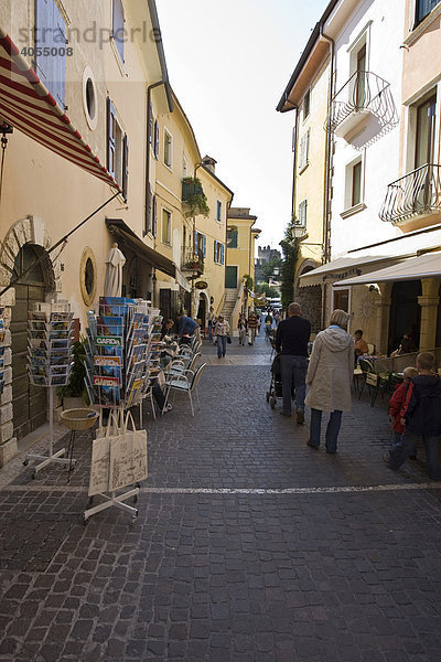 Belebte Gassen in der Altstadt in der Ortschaft Torri del Bénaco  Lombardei  Italien  Europa