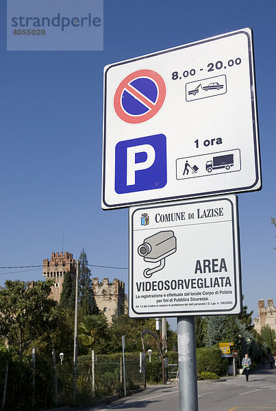 Hinweisschild zu Parken bei Lazise  Lombardei  Italien  Europa