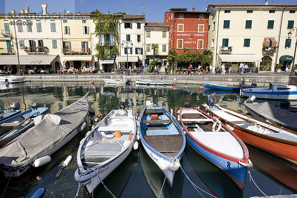 Boote im Hafen entlang der Via Fontana  Lazise  Gardasee  Lago di Garda  Lombardei  Italien  Europa