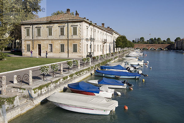 Hafen mit Booten in Peschiera del Garda  Gardasee  Lago di Garda  Lombardei  Italien  Europa