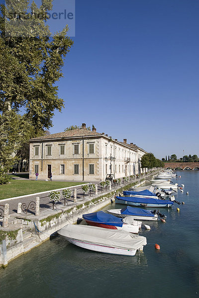 Hafen mit Booten in Peschiera del Garda  Gardasee  Lago di Garda  Lombardei  Italien  Europa