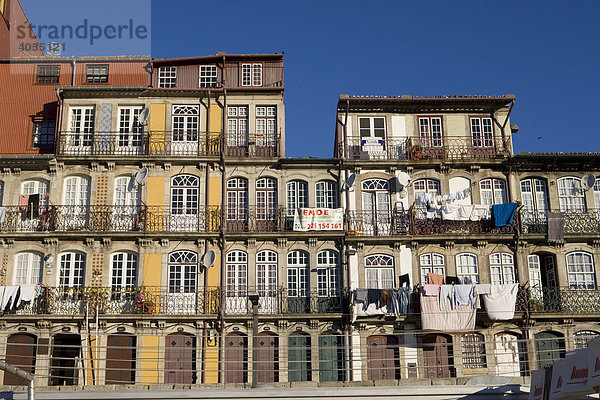 Typische Häuserfassaden am Ribeira Quay  Porto  UNESCO Weltkulturerbe  Portugal  Europa