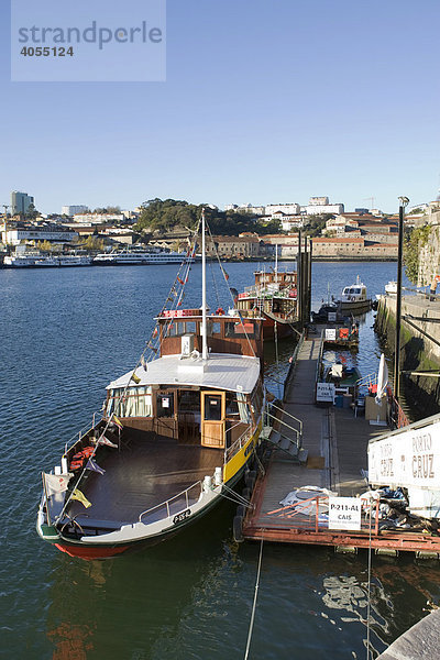Touristenboote liegen am Kai vom Fluss Rio Duoro  Porto  UNESCO Weltkulturerbe  Portugal  Europa