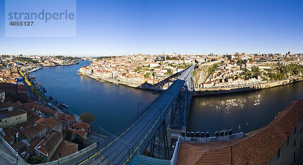 Blick von dem Stadtteil Vila Nova de Gaia auf Porto  hinten Cais da Ribeira mit der Altstadt  vorne die Brücke Ponte de Dom Luis I  Dom Luis I Brücke  Fluss Rio Duoro  Porto  UNESCO Weltkulturerbe  Portugal  Europa