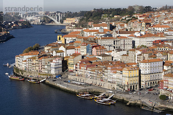 Blick von dem Stadtteil Vila Nova de Gaia auf die Altstadt von Porto mit den Fluss Rio Duoro  hinten die Brücke Ponte de Arr·bida  Porto  UNESCO Weltkulturerbe  Portugal  Europa