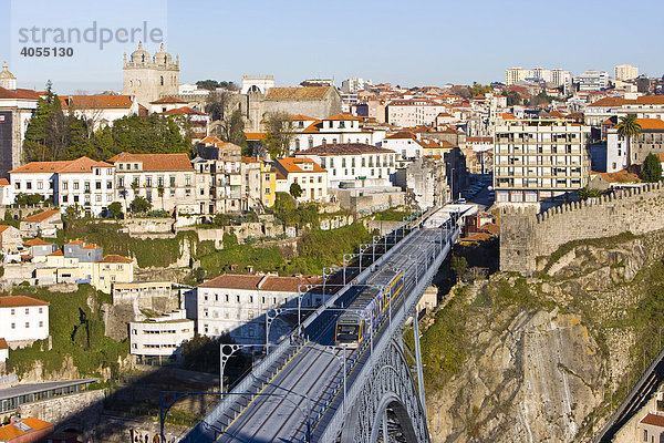 Eine U-Bahn fährt über die Brücke Ponte de Dom Luis I  von Porto zu dem Stadtteil Vila Nova de Gaia  Porto  Portugal  Europa