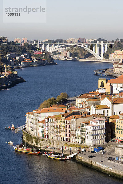 Blick von dem Stadtteil Vila Nova de Gaia auf die Altstadt von Porto mit den Fluss Rio Duoro  hinten die Brücke Ponte de Arr·bida  Porto  UNESCO Weltkulturerbe  Portugal  Europa