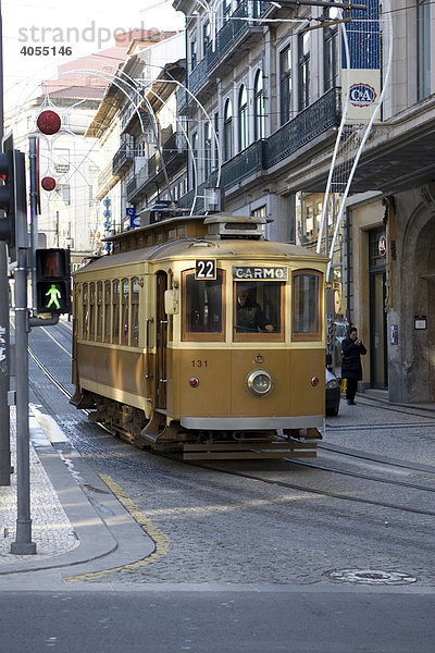 Eine alte Straßenbahn fährt in der Rua de Santa Catarina  Porto  UNESCO Weltkulturerbe  Portugal  Europa