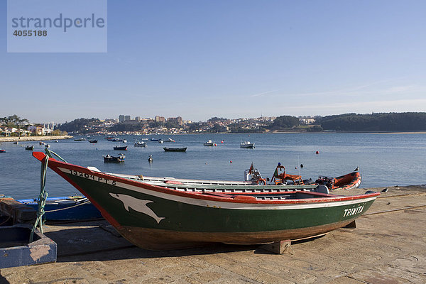 Fischerboot am Rio Duoro  hinten die Brücke Ponte da Arrabida  Porto  UNESCO Weltkulturerbe  Portugal  Europa