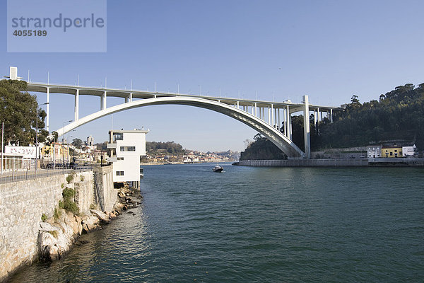 Die Brücke Ponte da Arrabida  Porto  UNESCO Weltkulturerbe  Portugal  Europa