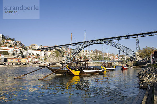 Portweinschiffe  hinten die Brücke Ponte de Dom Luis I  Dom Luis I Brücke  Rua Diogo Leite  Fluss Rio Duoro  Porto  UNESCO Weltkulturerbe  Portugal  Europa
